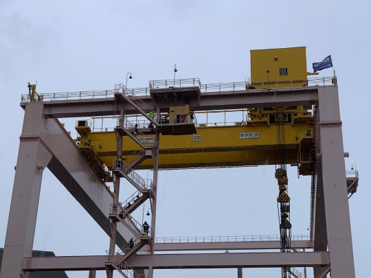 지난 6일 울산시 동구 현대중공업 울산 본사에서 노조원들이 전면 파업을 선언하고 턴오버 크레인에 올라 시위하고 있다. 노조는 2019년과 2020년 2년 치 임금 및 단체협약 교섭이 부진해지자 크레인을 점거한 것으로 알려졌다. 현대중공업 노조 제공=연합뉴스.